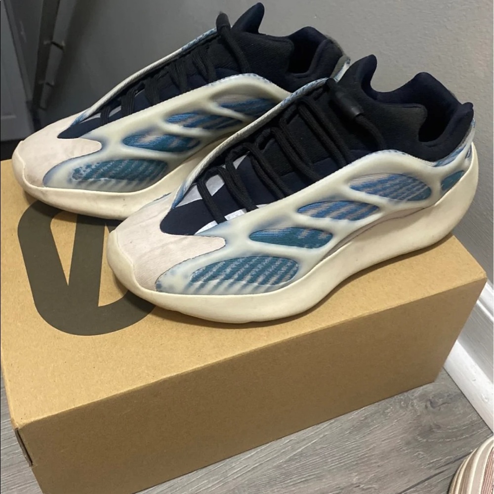 AUTHENTIC NO BOX Yeezy 700 V3 size 6 Kyanit NO BOX